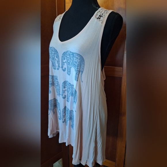 🐘 ATTITUDE NOT INCLUDED pink tank top with elephants & lace back. Size 2X - Picture 3 of 7